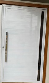 PORTA PIVOTANTE LAMBRI COM TIRA DE VIDRO COM PUXADOR  ALUM�NIO BRANCA-LINHA 25 