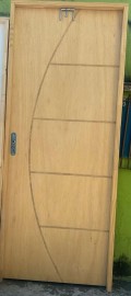 Porta  Frisada Lisa amescla de Pinus Batente 9 cm de Pinus ,Fechadura, Dobradi�a Completa e Montada 