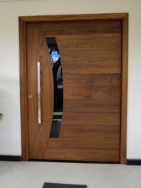  PORTA PIVOTANTE MADEIRA MACI�A CEDRO ARANA BBB VISOR CURVO COM BATENTE CX 14CM FECHADURA ROLETE E PUXADOR