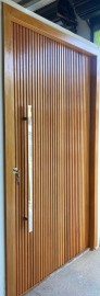 PORTA PIVOTANTE RIPADA MADEIRA MACI�A 2,15 X 1,18 BATENTE CX 14CM FECHADURA ROLETE PUXADOR COMPLETA 